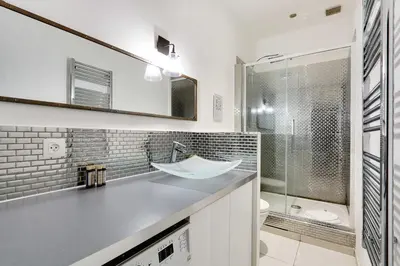 Salle de bains dans l'établissement Appart confortable -1BR 4P- Quartier Beaubourg