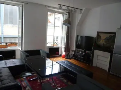 Télévision ou salle de divertissement dans l'établissement Beautiful 4 people flat in Paris, Bastille
