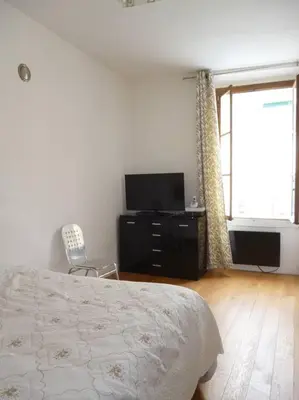Télévision ou salle de divertissement dans l'établissement Beautiful 4 people flat in Paris, Bastille