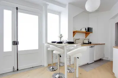Cuisine ou kitchenette dans l'établissement Accueillant et moderne - 2BR 4P - Sacré Coeur