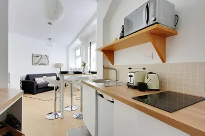 Cuisine ou kitchenette dans l'établissement Accueillant et moderne - 2BR 4P - Sacré Coeur