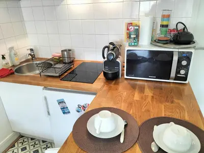 Cuisine ou kitchenette dans l'établissement Cozy Studio Bastille with balcony