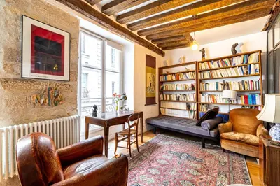 Coin salon dans l'établissement GuestReady - Stone wall stay near Sainte-Chapelle