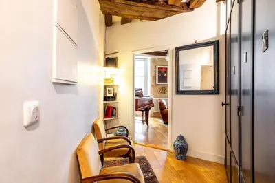 Coin salon dans l'établissement GuestReady - Stone wall stay near Sainte-Chapelle