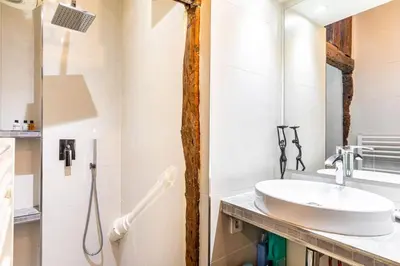 Salle de bains dans l'établissement GuestReady - Stone wall stay near Sainte-Chapelle