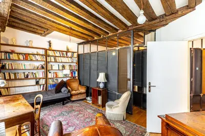 Bibliothèque dans l'appartement