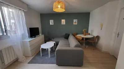 Télévision ou salle de divertissement dans l'établissement Studio confortable et charmant