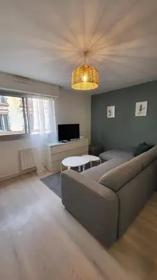 Télévision ou salle de divertissement dans l'établissement Studio confortable et charmant