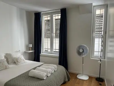 Un ou plusieurs lits dans un hébergement de l'établissement Appartement Cosy Louvre Sentier