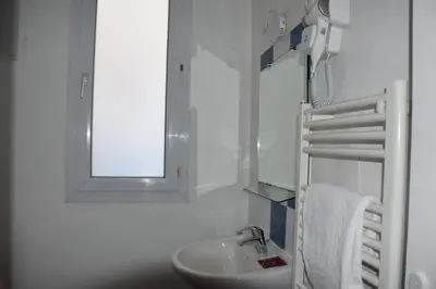 Salle de bains dans l'établissement Hôtel Résidence Champerret