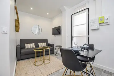 Télévision ou salle de divertissement dans l'établissement Cosy apartment - 1BR-4P - Auteuil