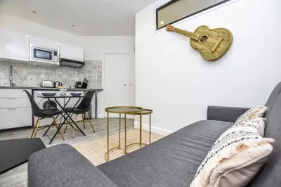 Cuisine ou kitchenette dans l'établissement Cosy apartment - 1BR-4P - Auteuil