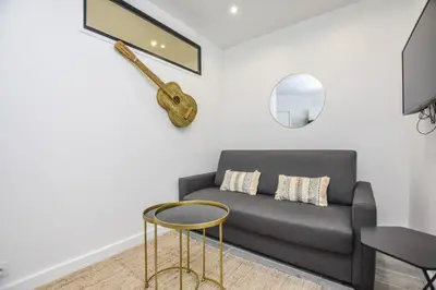 Coin salon dans l'établissement Cosy apartment - 1BR-4P - Auteuil