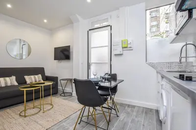 Cuisine ou kitchenette dans l'établissement Cosy apartment - 1BR-4P - Auteuil