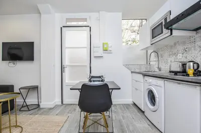 Cuisine ou kitchenette dans l'établissement Cosy apartment - 1BR-4P - Auteuil