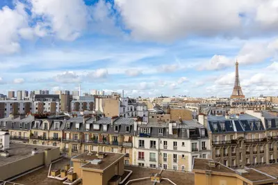 Vue générale sur Paris ou vue de la ville depuis l'appartement