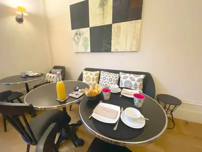 Coin salon dans l'établissement La Villa Paris - B&B