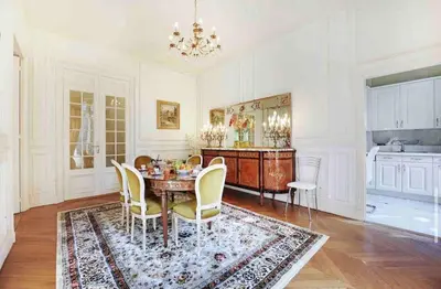 Coin salon dans l'établissement Champs Élysées : Appartement 200 m2 avec balcon