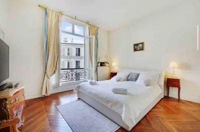 Un ou plusieurs lits dans un hébergement de l'établissement Champs Élysées : Appartement 200 m2 avec balcon