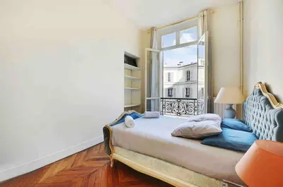 Coin salon dans l'établissement Champs Élysées : Appartement 200 m2 avec balcon