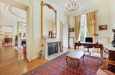 Télévision ou salle de divertissement dans l'établissement Champs Élysées : Appartement 200 m2 avec balcon