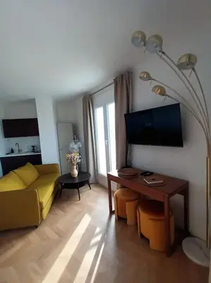Télévision ou salle de divertissement dans l'établissement PARIS Balcony TOP FLOOR Room