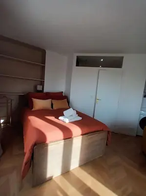 Un ou plusieurs lits dans un hébergement de l'établissement PARIS Balcony TOP FLOOR Room