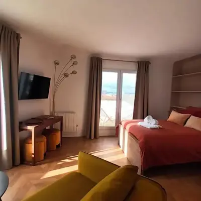 PARIS Balcony TOP FLOOR Room