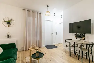 Télévision ou salle de divertissement dans l'établissement MBA Splendide Appart - Popincourt Paris Centre