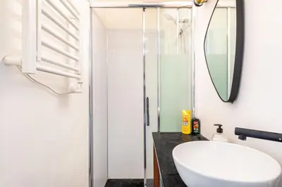 Salle de bains dans l'établissement GuestReady - Estadia maravilhosa perto do Père-Lachaise