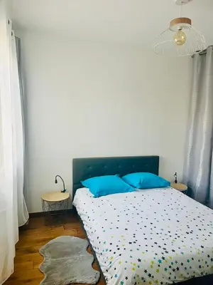 Un ou plusieurs lits dans un hébergement de l'établissement Charmant appartement 3 pièces