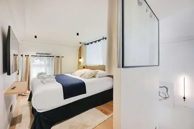 Un ou plusieurs lits dans un hébergement de l'établissement Elegant apartment - 2BR-6P - Palais Royal