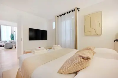 Un ou plusieurs lits dans un hébergement de l'établissement Elegant apartment - 2BR-6P - Palais Royal