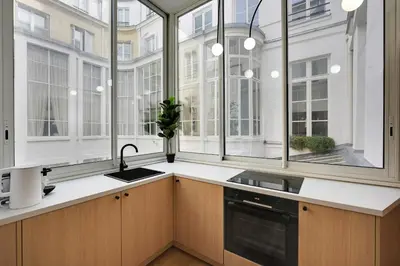Cuisine ou kitchenette dans l'établissement Elegant apartment - 2BR-6P - Palais Royal