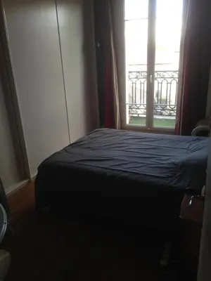 Un ou plusieurs lits dans un hébergement de l'établissement Guest house dans appartement sur Paris