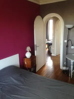 Un ou plusieurs lits dans un hébergement de l'établissement Guest house dans appartement sur Paris