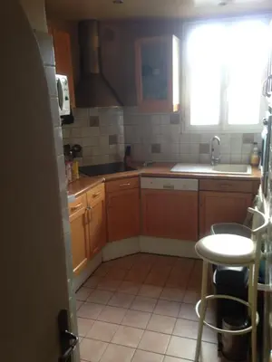 Cuisine ou kitchenette dans l'établissement Guest house dans appartement sur Paris