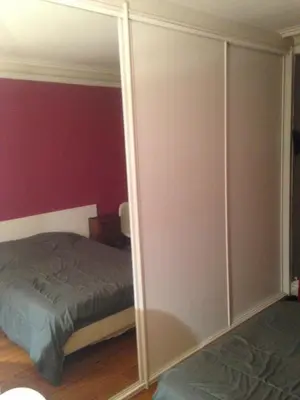 Un ou plusieurs lits dans un hébergement de l'établissement Guest house dans appartement sur Paris