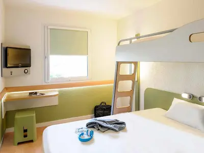 Un ou plusieurs lits dans un hébergement de l'établissement ibis Budget Courbevoie Paris La Défense