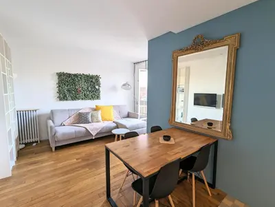 Télévision ou salle de divertissement dans l'établissement Cosy little nest next to Paris