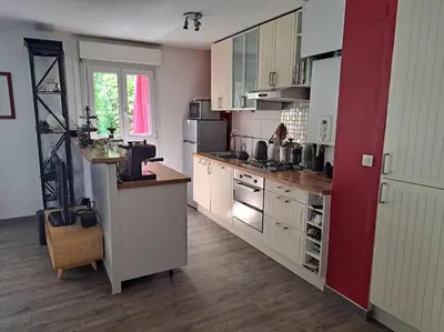 Cuisine ou kitchenette dans l'établissement Appartement cosy avec jardin et parking