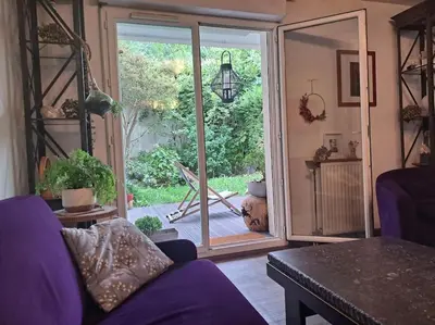 Coin salon dans l'établissement Appartement cosy avec jardin et parking