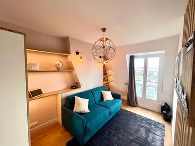 Coin salon dans l'établissement Rooms with fabulous view on Paris roofs