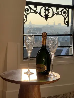 Boissons dans l'établissement Rooms with fabulous view on Paris roofs