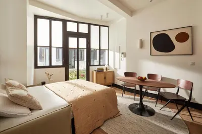 Un ou plusieurs lits dans un hébergement de l'établissement Cosy 1BR with outside space near Canal Saint Martin