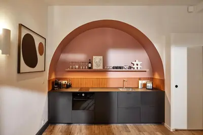 Cuisine ou kitchenette dans l'établissement Cosy 1BR with outside space near Canal Saint Martin
