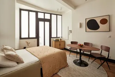 Un ou plusieurs lits dans un hébergement de l'établissement Cosy 1BR with outside space near Canal Saint Martin