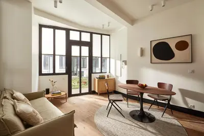 Coin salon dans l'établissement Cosy 1BR with outside space near Canal Saint Martin