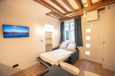 Télévision ou salle de divertissement dans l'établissement Cosy Montorgueil Paris 2