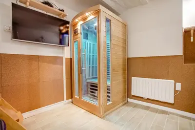 Télévision ou salle de divertissement dans l'établissement Tiny Duplex with Sauna in the 11